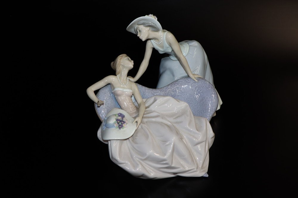 【江】西洋陶器 LLADRO リヤドロ 5486『かたらい』『社交界デビューする女性達』 フィギュリン 高さ約21.5cm 美術品AXZ202 UTwiew LTDBsngy拍卖
