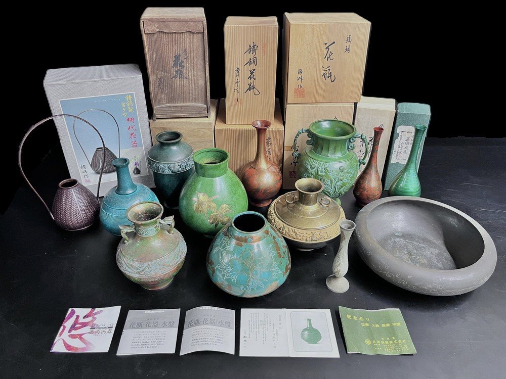 【2佐AP3673】銅製 花瓶 壺 花器 他 12点まとめ 鋳銅 古銅 花入 花生 一輪挿 飾壺 花文 彫刻 在銘 共箱 木箱 古美術品 骨董 趣味 現状品拍卖