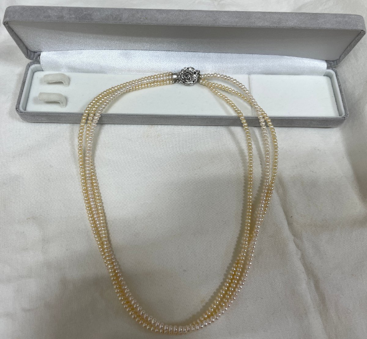 【5SM伊■09007E】★1円スタート★パールネックレス★真珠★ベビーパール★2.5㎜★SILVER★三連★ケース入り★全長44㎝★アクセサリー★拍卖