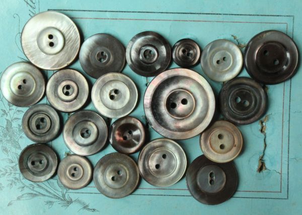 即決 シェルボタン 20個 φ10~24mm アソート 2穴 貝ボタン 黒 ブラック ヴィンテージ ハンドメイドパーツ リメイク フランス輸入拍卖