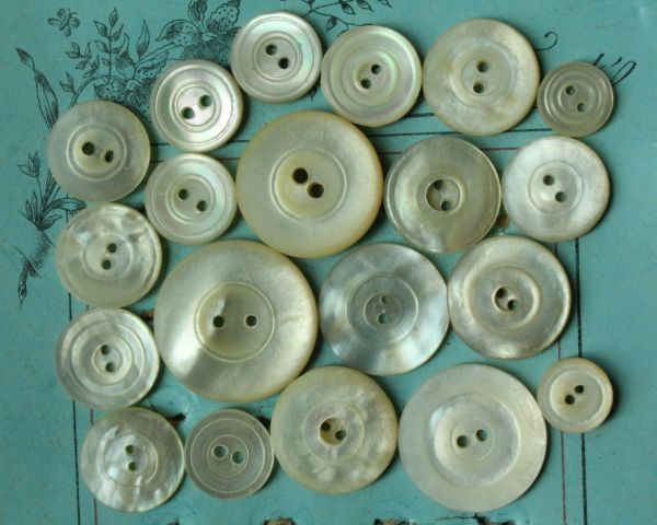 即決 シェルボタン 20個 φ9~20mm アソート 2穴 貝ボタン ヴィンテージ ハンドメイドパーツ リメイク フランス輸入拍卖