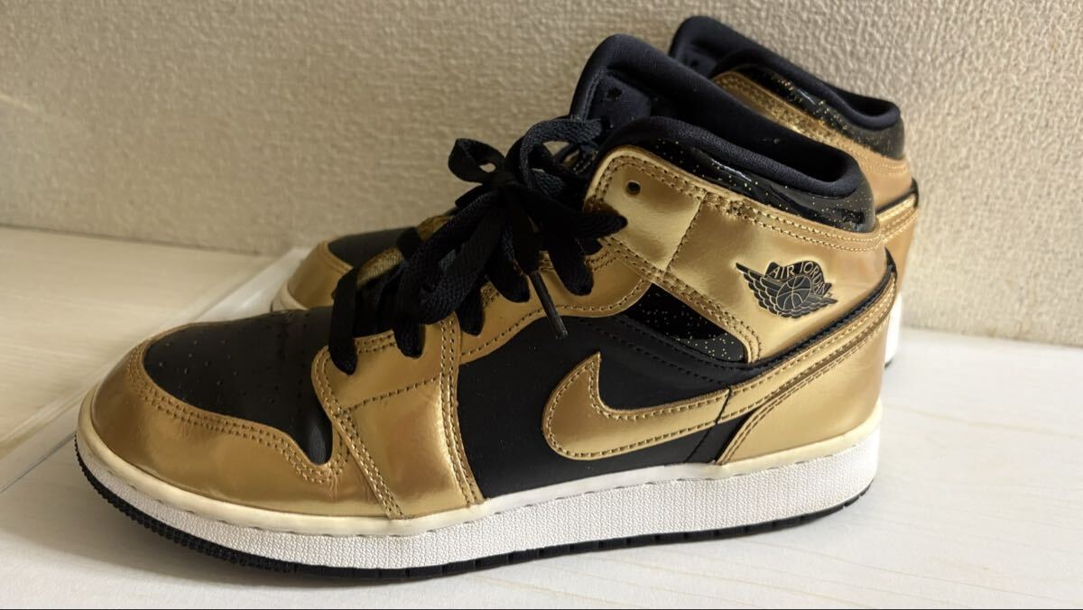 NIKE エアジョーダン1 MID ブラック、メタリックゴールド、ホワイト拍卖