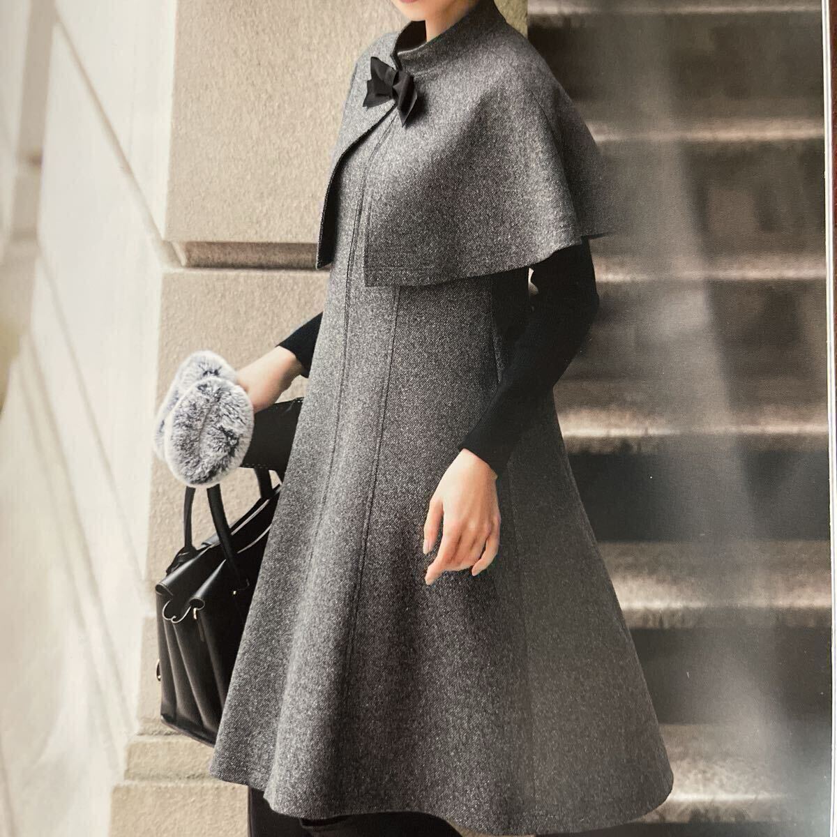 【超美品】エムズグレイシー カタログ掲載 ケープ付き/ニット袖/カメリアチャーム/ジップワンピース グレー×黒 38拍卖