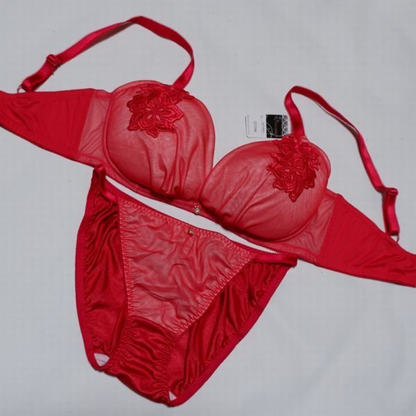 C75M ノンワイヤーくっきり谷間 リフトUP お華ブラ&ショーツセット 赤拍卖