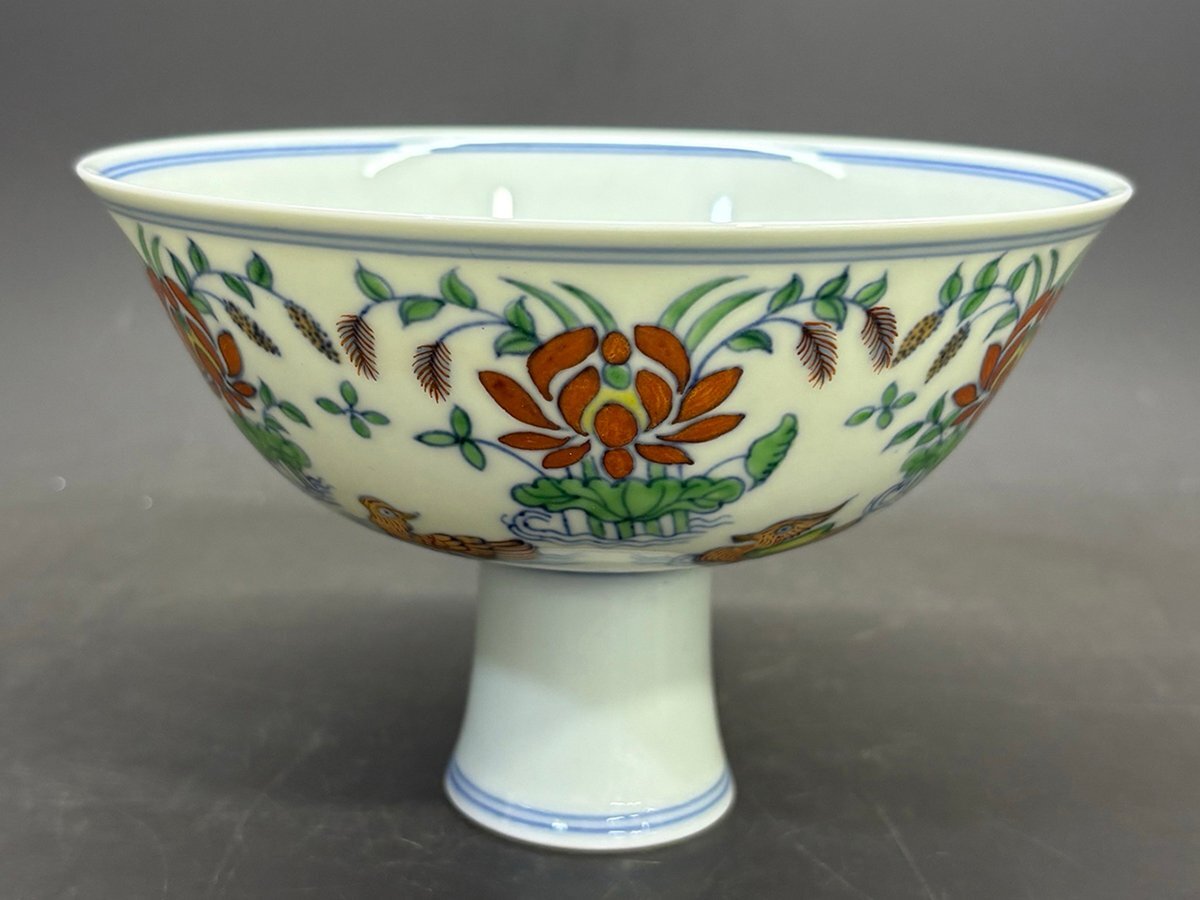 ■大成美術■斗彩蓮池鴛鴦紋高脚碗 明成化年製款 箱付き(検)明時代 陶磁器 唐物 中国美術 骨董 古玩 240拍卖