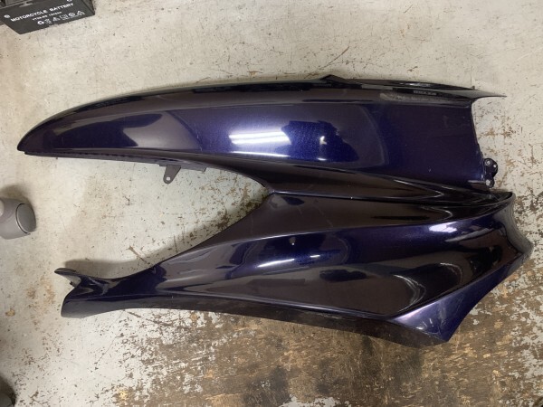 マジェスティ250 SG03J 社外シートカウルアンダーカバー ★ 200サイズ 止め穴折れ 傷あり拍卖