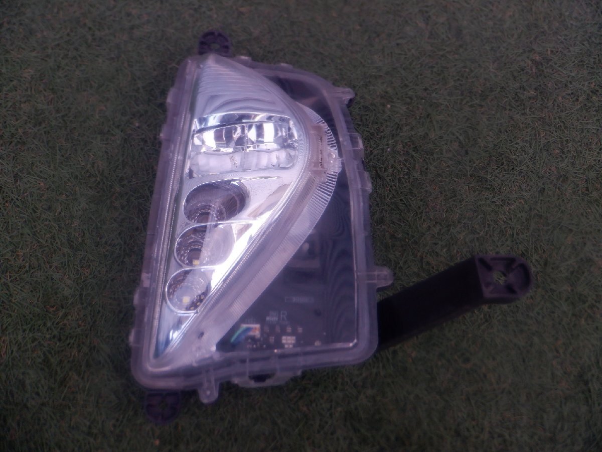 トヨタ純正 ZVW50 ZVW51 ZVW55 50 プリウス 前期 LED フォグランプ フォグライト 右側 運転席 KOITO 47-83 点灯確認済 m-25-11-39拍卖