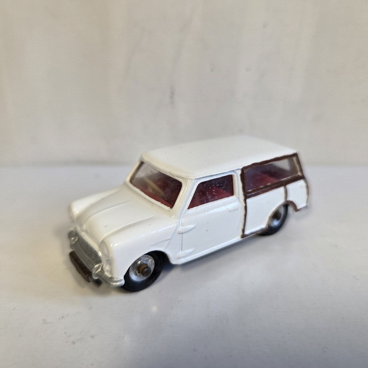 Dinky Toys ディンキー 1/43「MORRIS MINI TRAVELLER リペイント品」クリーム色 モーリス ミニ トラベラー イギリス製 中古 A813拍卖