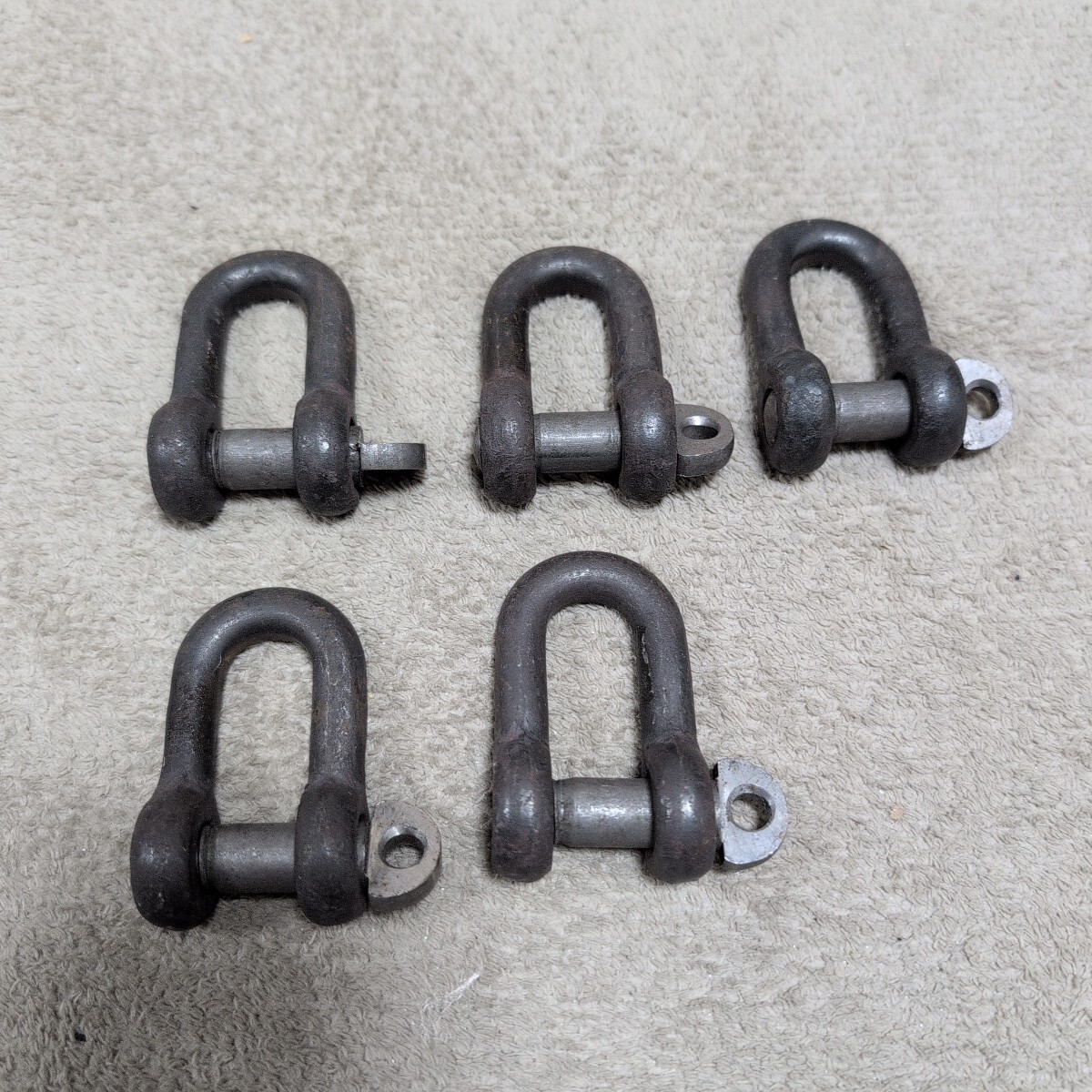ジャンク品/長期保管品/メーカー不明/シャックル/黒/ネジ/使用荷重(WLL0.6T)/本体径10mm/内径17mm/長さ35mm/自重360g/5個セット拍卖