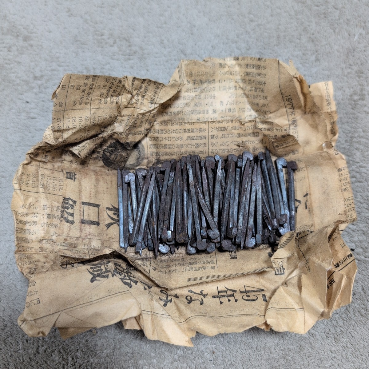 ジャンク品/長期保管品/メーカー不明/かいおれくぎ/皆折釘/替折釘/階折釘/和釘/手打ち/1寸5分/約45mm×厚2.6/1P100本入り拍卖