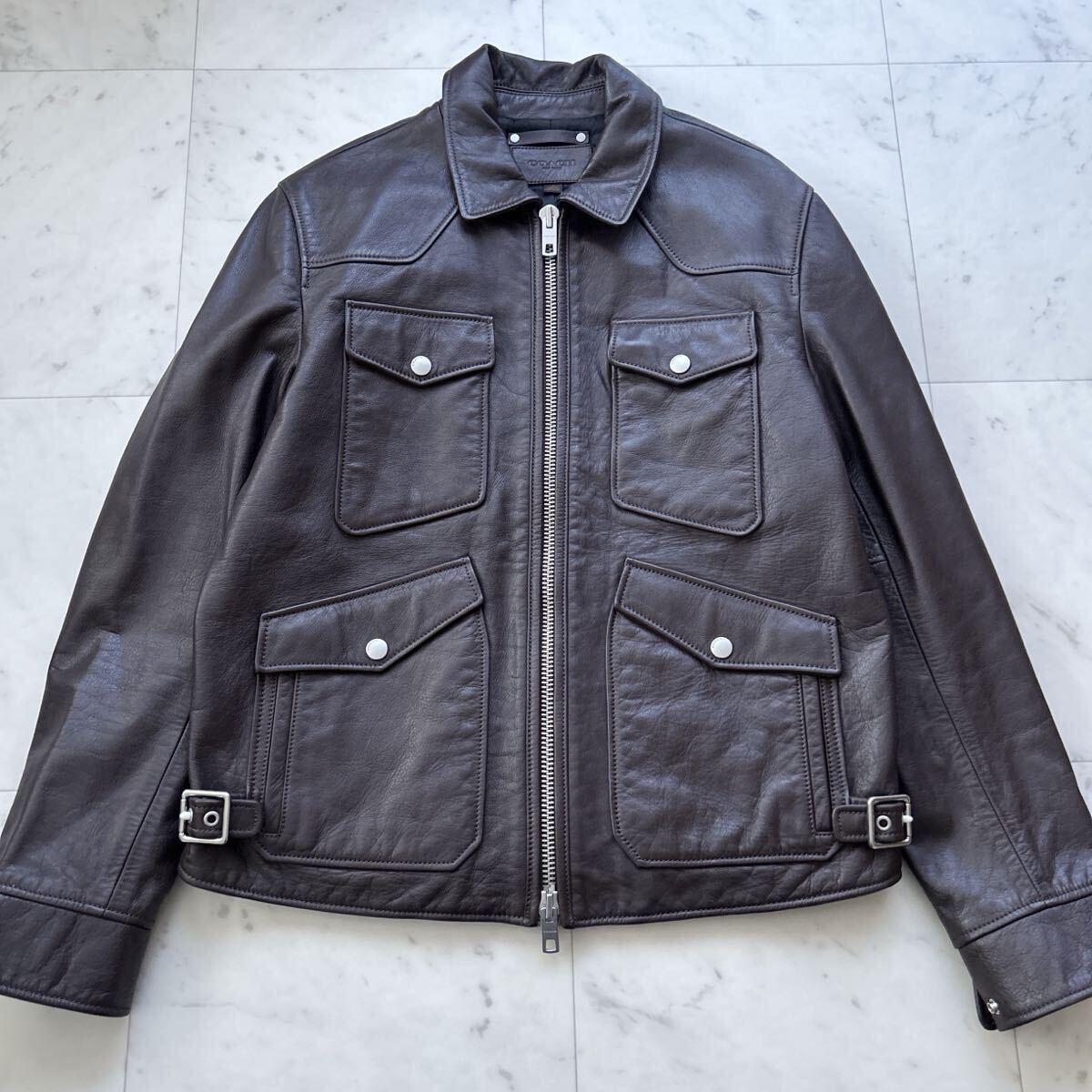 美品 近年 COACH コーチ 牛革 本革 レザージャケット ダークブラウン Mサイズ ブルゾン 焦げ茶 シルバーロゴボタン ダブルジップ拍卖