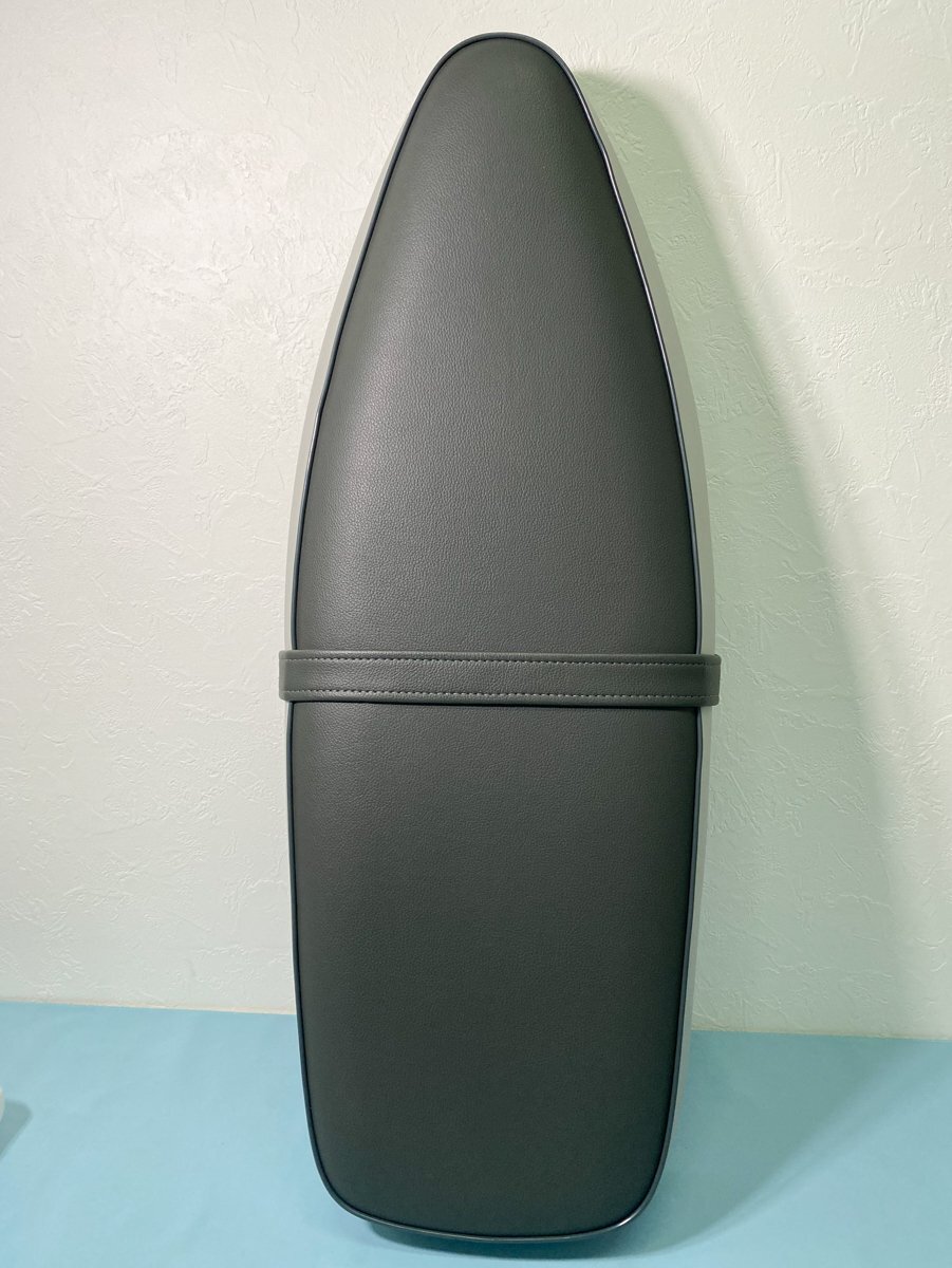 (K) 未使用品 アウトスタンディング ホンダ スーパーカブ C125 JA48 JA58 専用 ダブルシート JA48W-42 グレー ロングシート カスタムシート拍卖