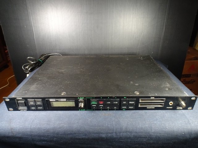 YAMAHA TG55 TONE GENERATOR 通電・音出し確認O.K. モニター一部液晶欠けあり キズ・使用感あり 現状品拍卖