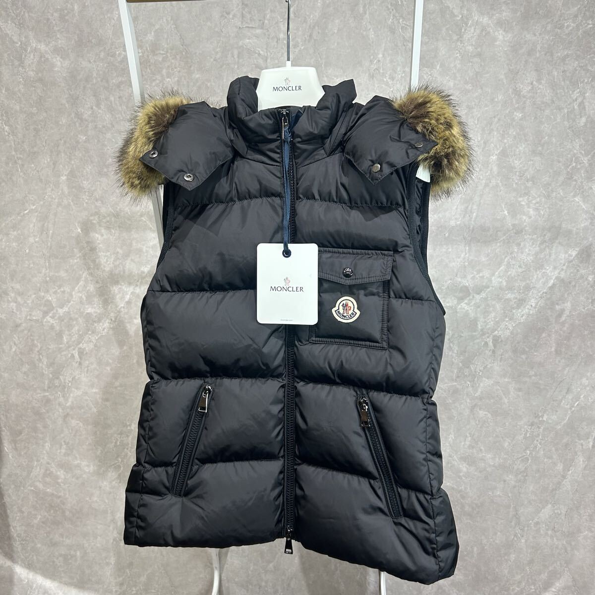 【極美品タグ付き】 MONCLER モンクレールダウンベストファー黒BAIRON 1拍卖