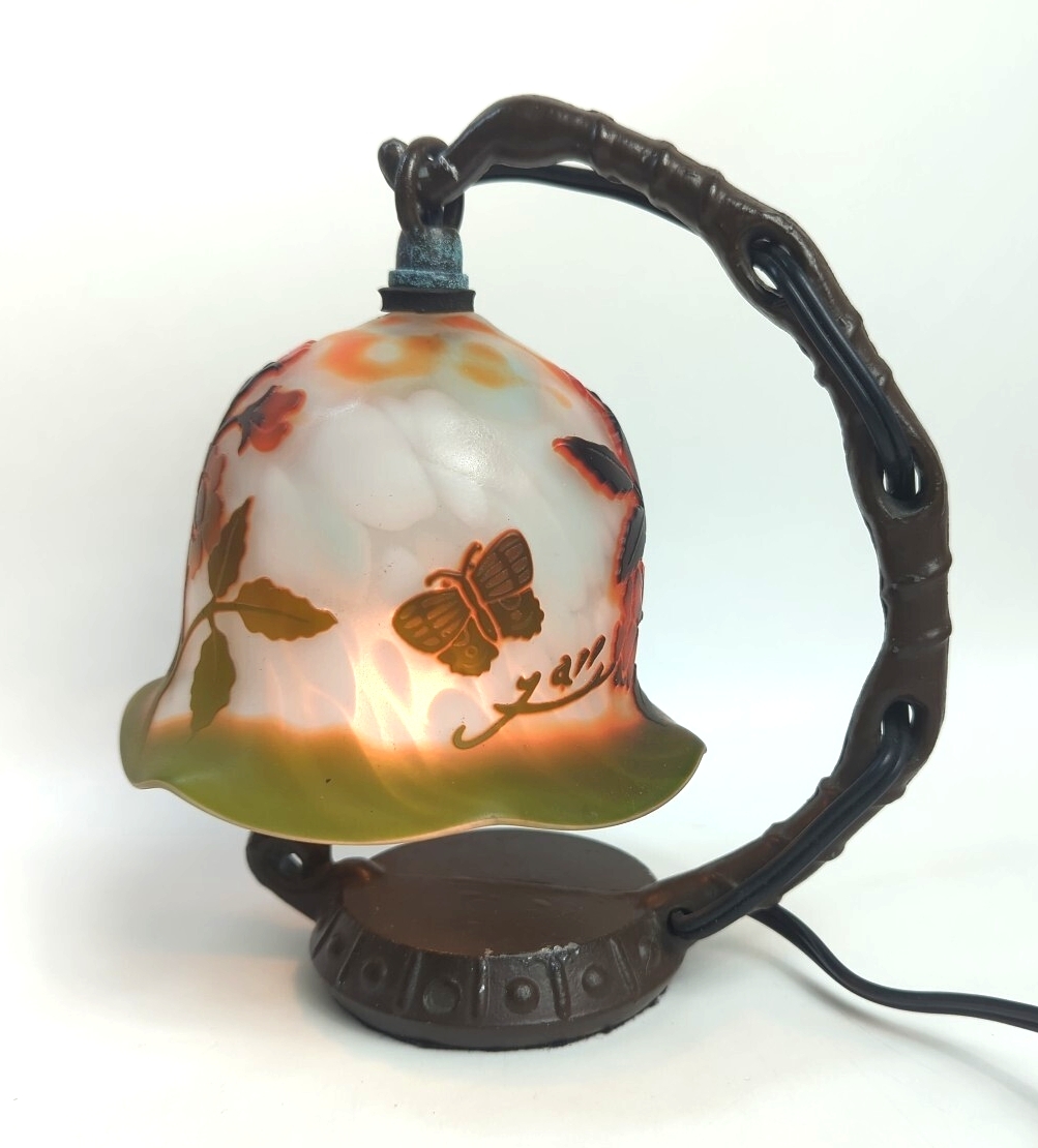 ガレ風ランプ テーブルランプ 吊り下げ型 花と蝶 電気点きます 訳あり 傘の付け根に青錆あり 中古品 電球付けます 汚れ、スレあり拍卖