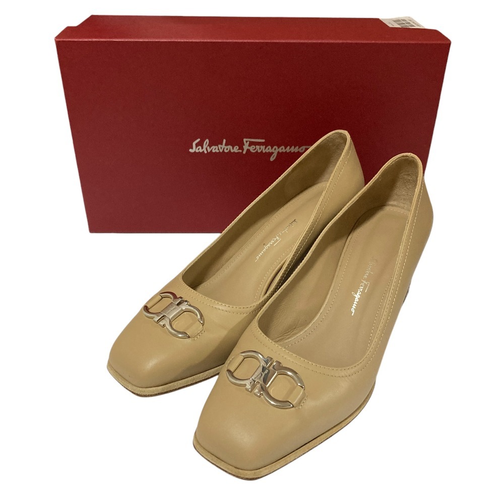 美品 Salvatore Ferragamo サルヴァトーレフェラガモ ガンチーニ ヒール パンプス サイズ8 25cm相当 ベージュ拍卖