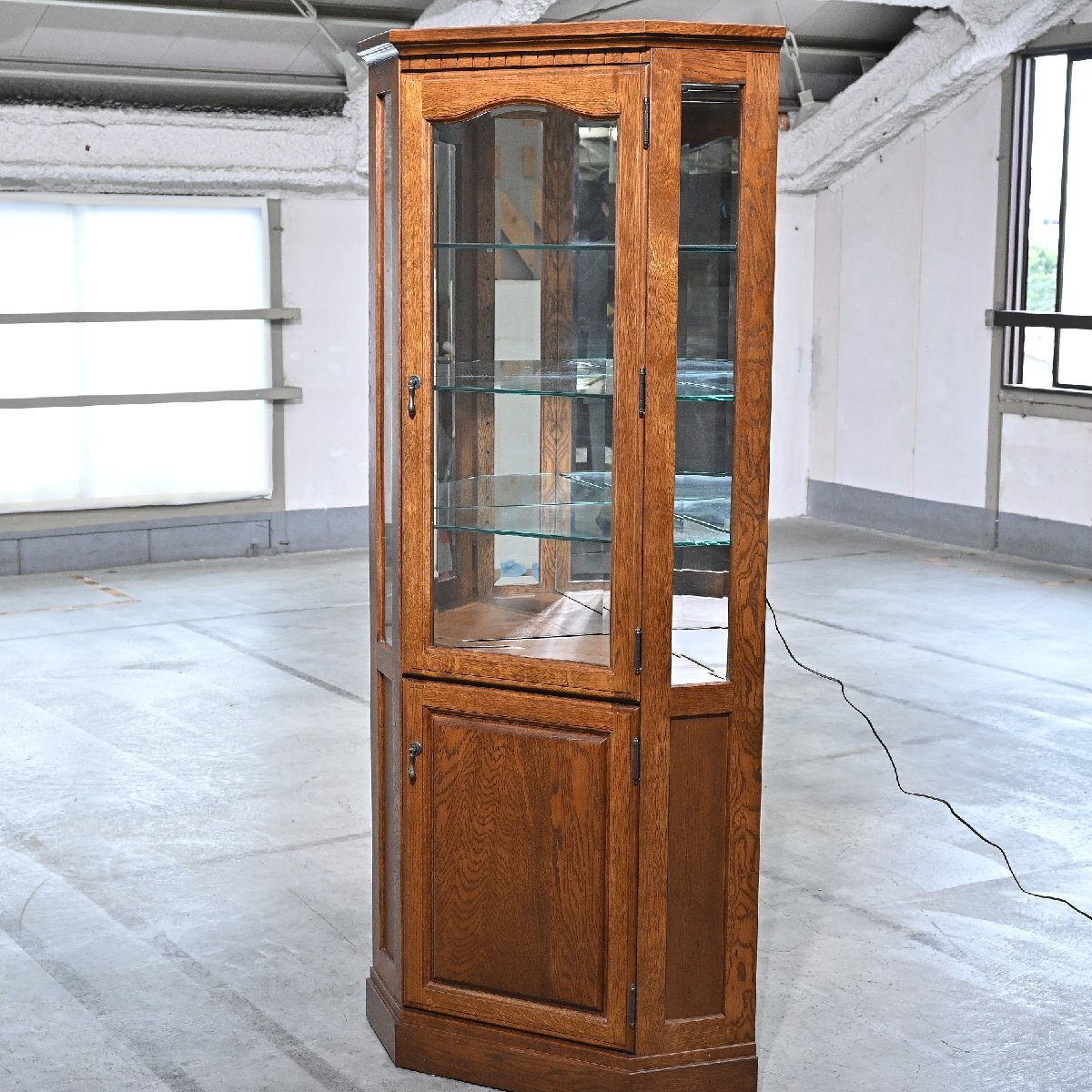 ★葉山家具 26万「コーナーキュリオ800」オーク無垢材 ガラス リビング コレクションケース 収納 キャビネット クラシック 照明 ガーデン拍卖