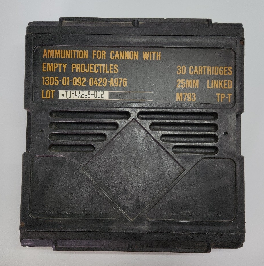 △アメリカ軍(米軍) 25mm機関砲 弾薬箱(機関砲用インサート 2枚) デッドストック(放出品) M793 TP-T(訓練弾) 強化樹脂拍卖
