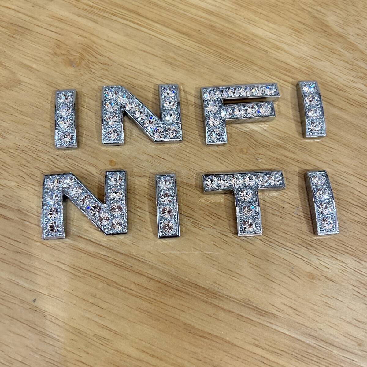 未使用品 INFINITI / インフィニティ ラメ入りロゴ エンブレム カスタム用品 日産 カー用品 USED拍卖