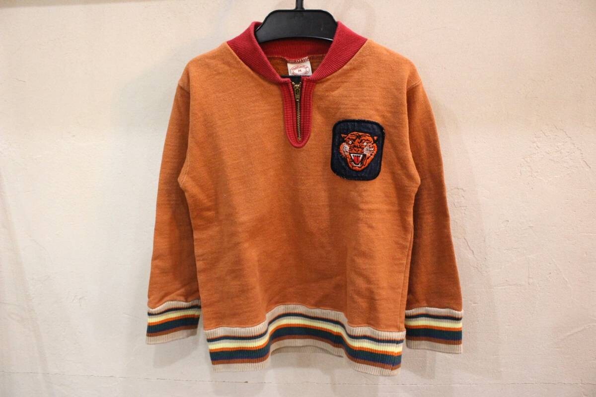 258 muchacha ムチャチャ ハーフジップ長袖スウェットシャツ M(110~120) 刺繍ロゴ ワッペン トラ 日本製 キッズ 子供服 オレンジ レッド拍卖