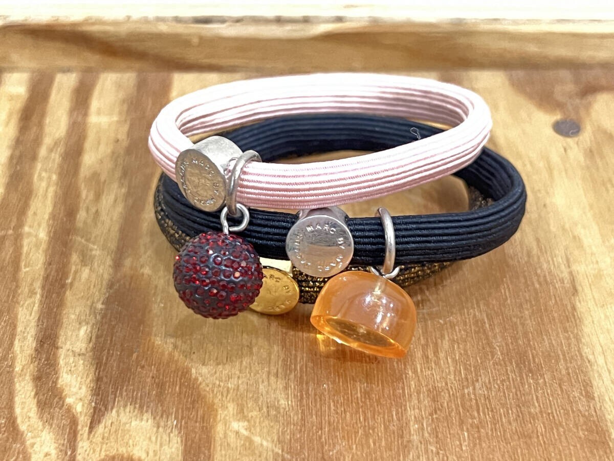 MARC JACOBS マークバイマークジェイコブス 3本セット ヘアアクセサリー 3連バングル ヘアゴム アクセサリー ブラック ピンク拍卖