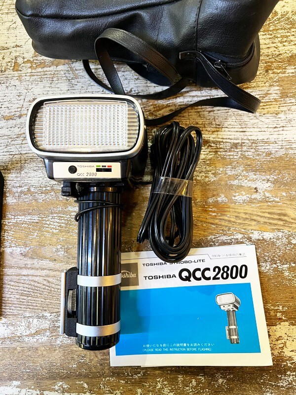発光動作OK! TOSHIBA/東芝 カメラ用ストロボライト 外付けストロボ QCC2800 電源/専用収納ポーチ付き レトロ 当時物★拍卖
