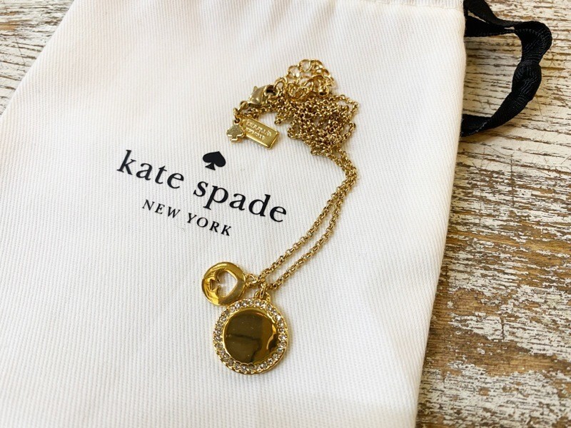 ☆kate spade/ケイト・スペード SPOT THE SPADE O0RU2606 レディース ゴールドカラー スポットザスポード 巾着ポーチ付き 古着 used☆拍卖