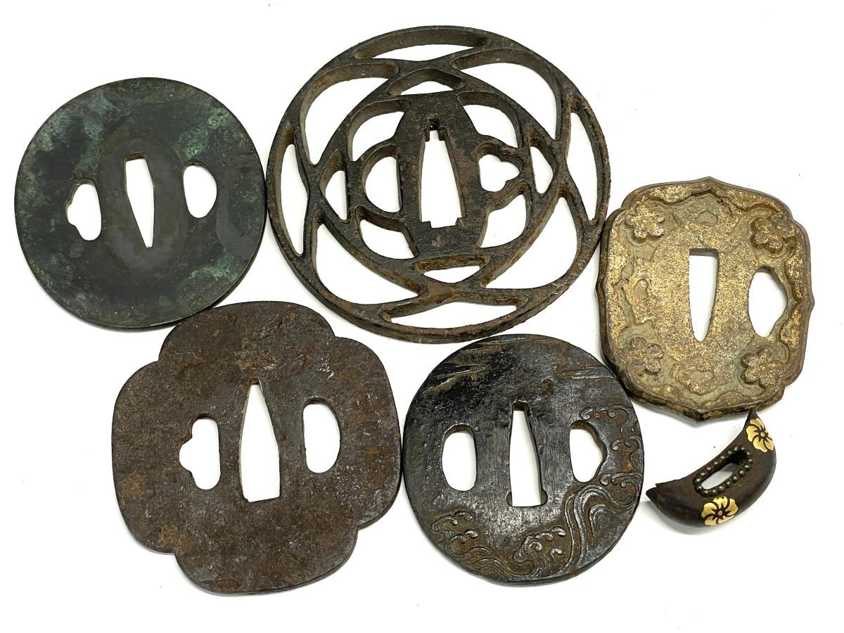 【R915】蔵出し品 刀の部品 鍔 つば/頭 かしら など 6点セット 骨董 レトロ 大正/明治/江戸 当時物 金彩 日本刀 和刀 透かし b拍卖
