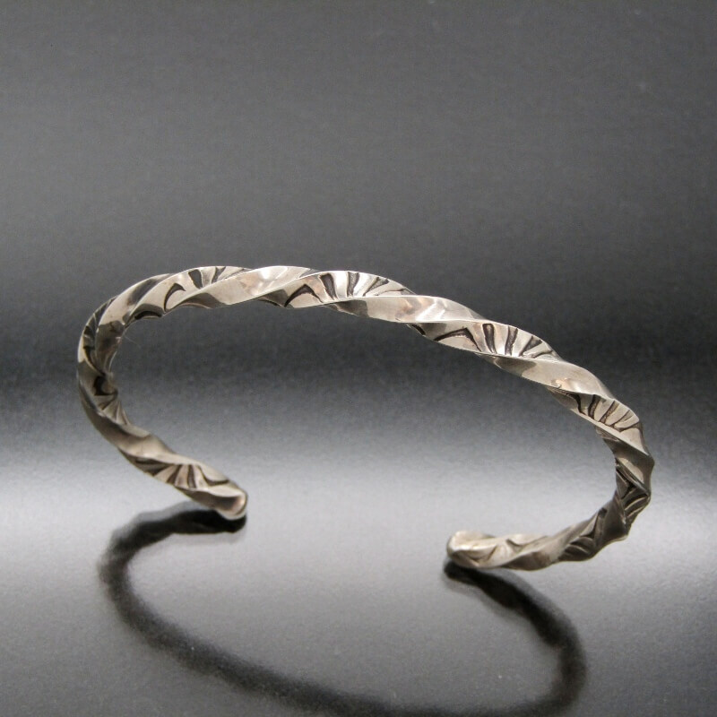 美品 Arnold Goodluck ナバホ族 バングル ツイスト スタンプ アーノルドグッドラック ブレスレット メンズ レディース 28011295拍卖