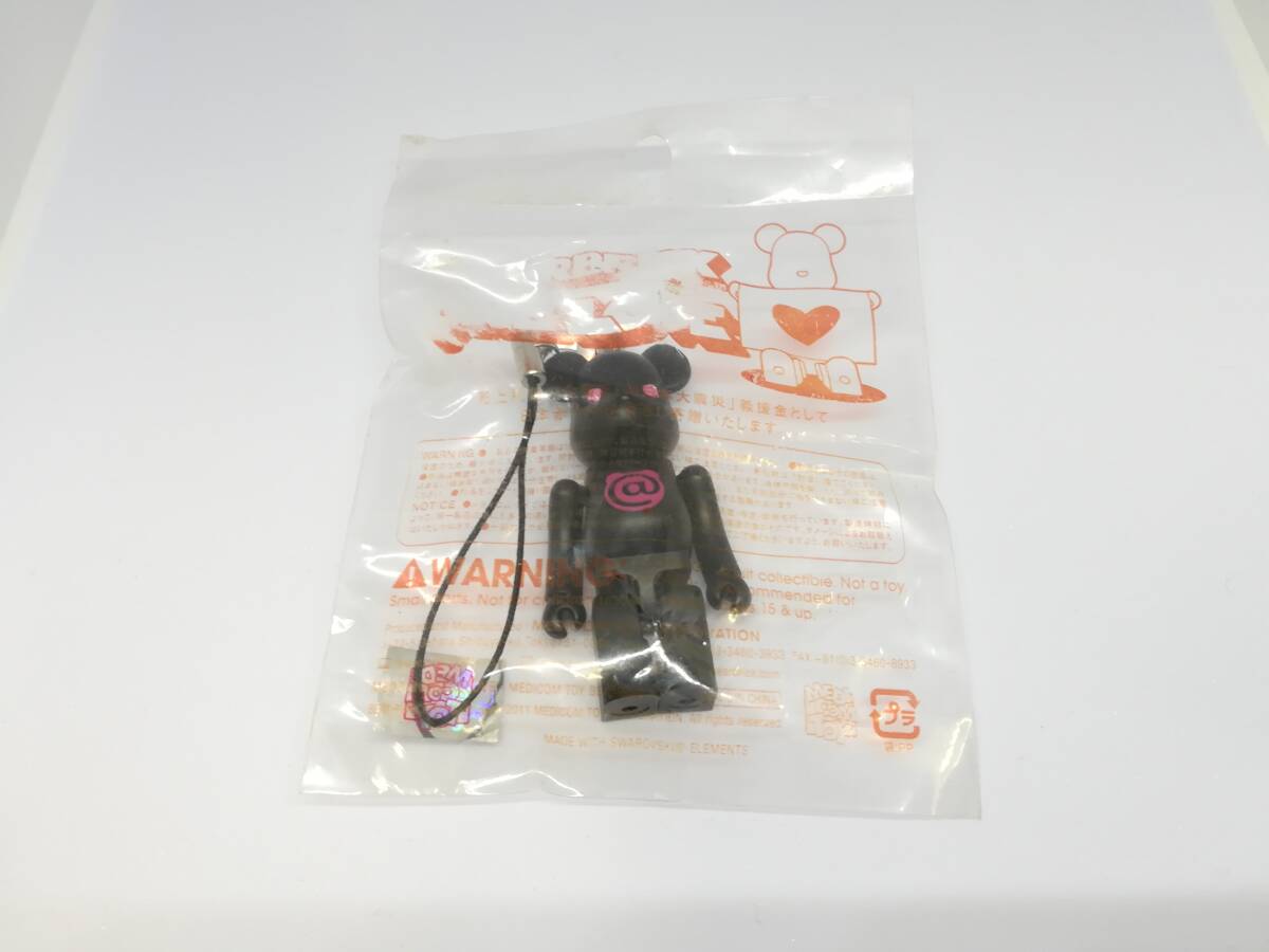 ■未使用 BE@RBRICK ベアブリック ONE LOVE ワンラブ 70% ストラップ ブラック×ピンクロゴ 未開封 東日本大震災 チャリティベア拍卖