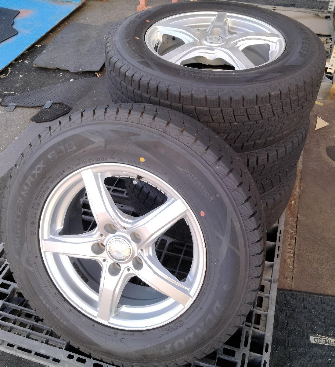 VIOLENTO 16インチ 6.5J+40 5穴114.3 2023年 215/70R16 ダンロップ WINTER MAXX SJ8+ スタッドレス 4本セット拍卖