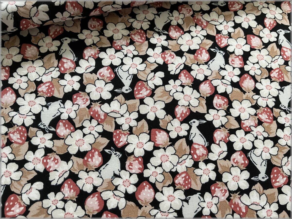 mets★5m*苺イチゴ*うさぎ*スケア*black*コットン*生地布地15E拍卖