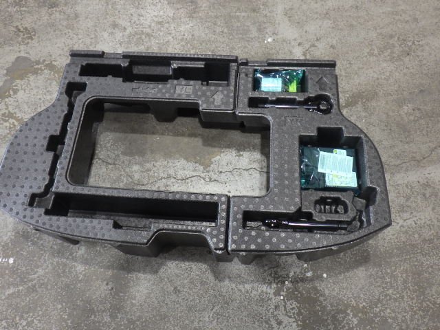 【中古】GRヤリス 後期GXPA16 (GEN2) RC ラゲッジルーム 発泡スチロールボックス&パンク修理キット けん引フック 拍卖