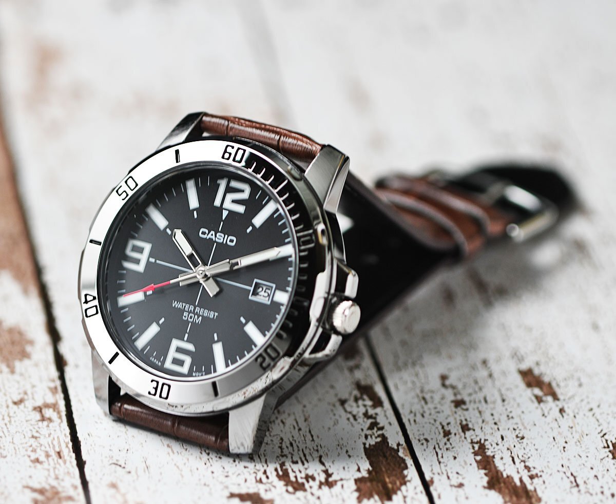 逆輸入カシオ 新品 最新作 視認性高くシンプルで飽きがこない ブラック&シルバー 50m防水 腕時計 CASIO メンズ 日本未発売拍卖