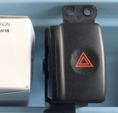 ●新品 未使用●スバル 純正品 レガシィBE5 BH5 BE9 A~D B4 ハザードスイッチ 内装品 SUBARU拍卖