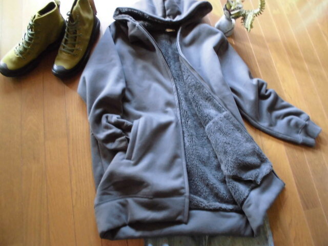 ほぼ新品 表記LL Cinema Club 内側ボアでダークグレーカラーのロングめ丈パーカージャンパー拍卖