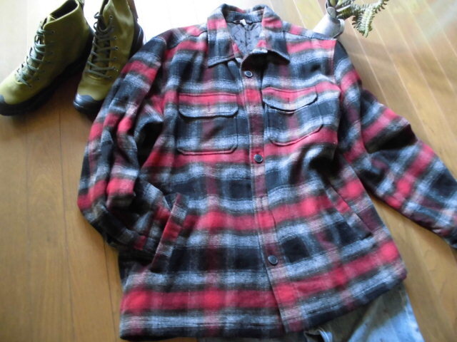 ほぼ新品 表記XL ユニクロUNIQLO 中綿キルティングで表は起毛の暖かい厚めシャツジャケット拍卖