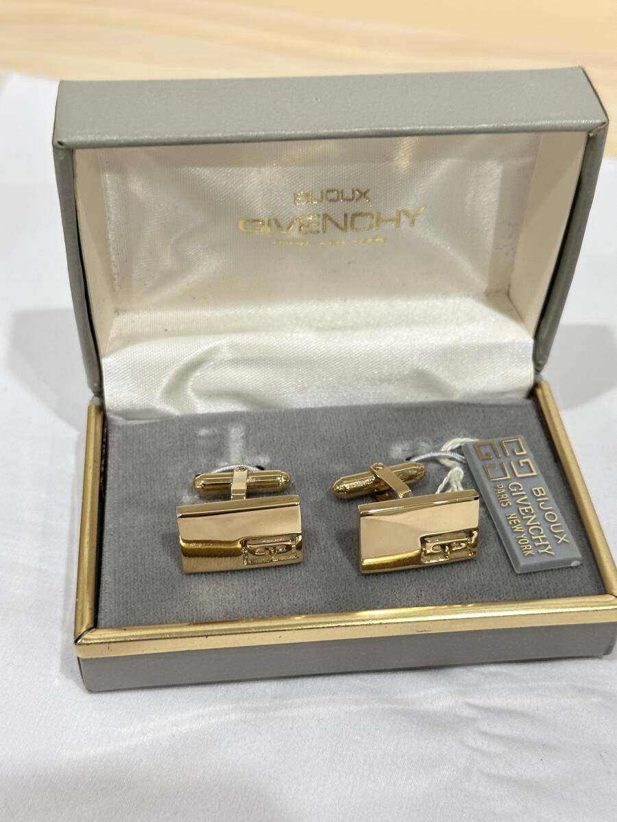 A546_ 中古 ジバンシー カフス BIJOUX GIVENCHY ロゴ ゴールドカラー シック エレガント スーツアクセサリー拍卖