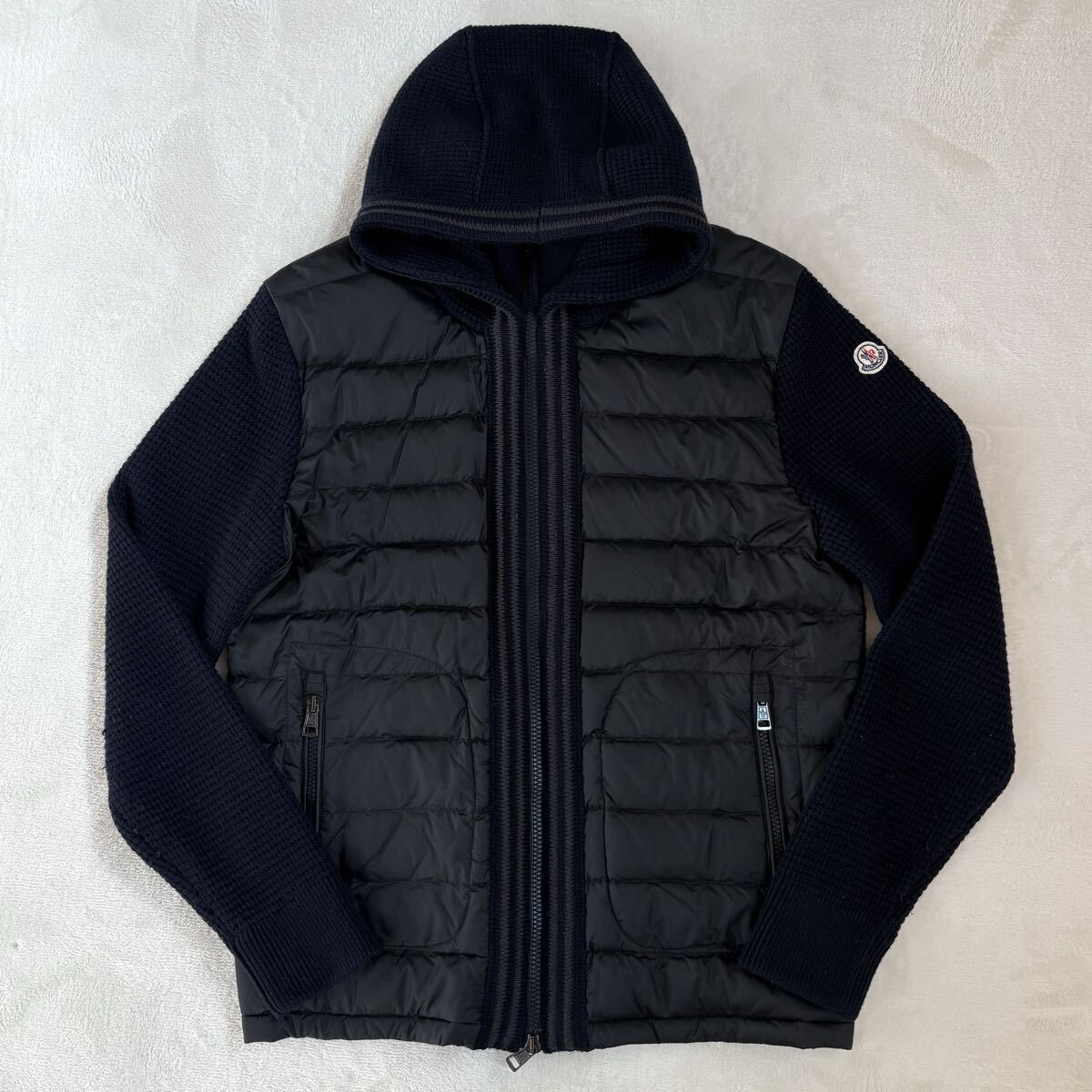 Lサイズ・良品 MONCLER ハイブリッド ニットダウンジャケット 紺拍卖