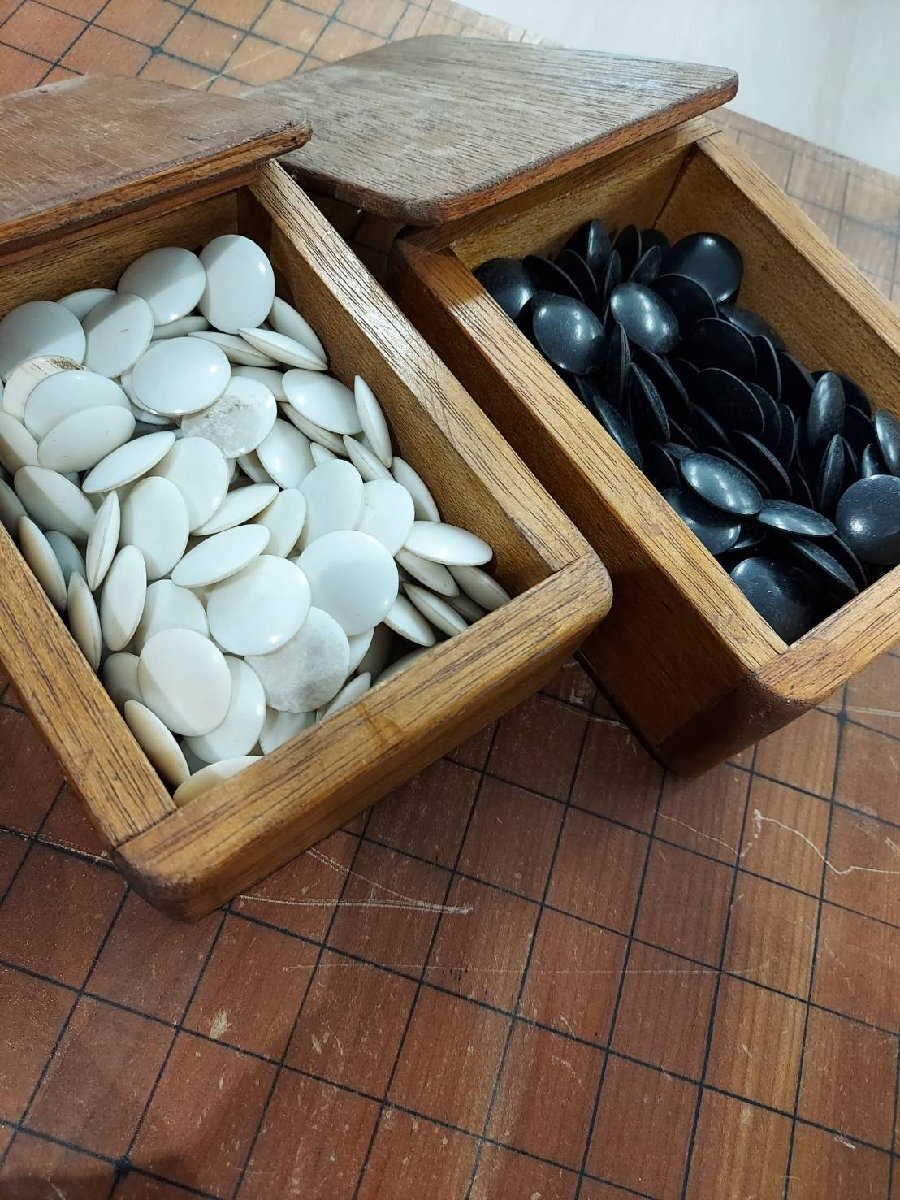 囲碁セット 碁盤 脚付き へそあり 木製 碁石 白179 黒178 碁盤 盤の厚み6.7×40.5×44.6(cm)現状品 ジャンク拍卖