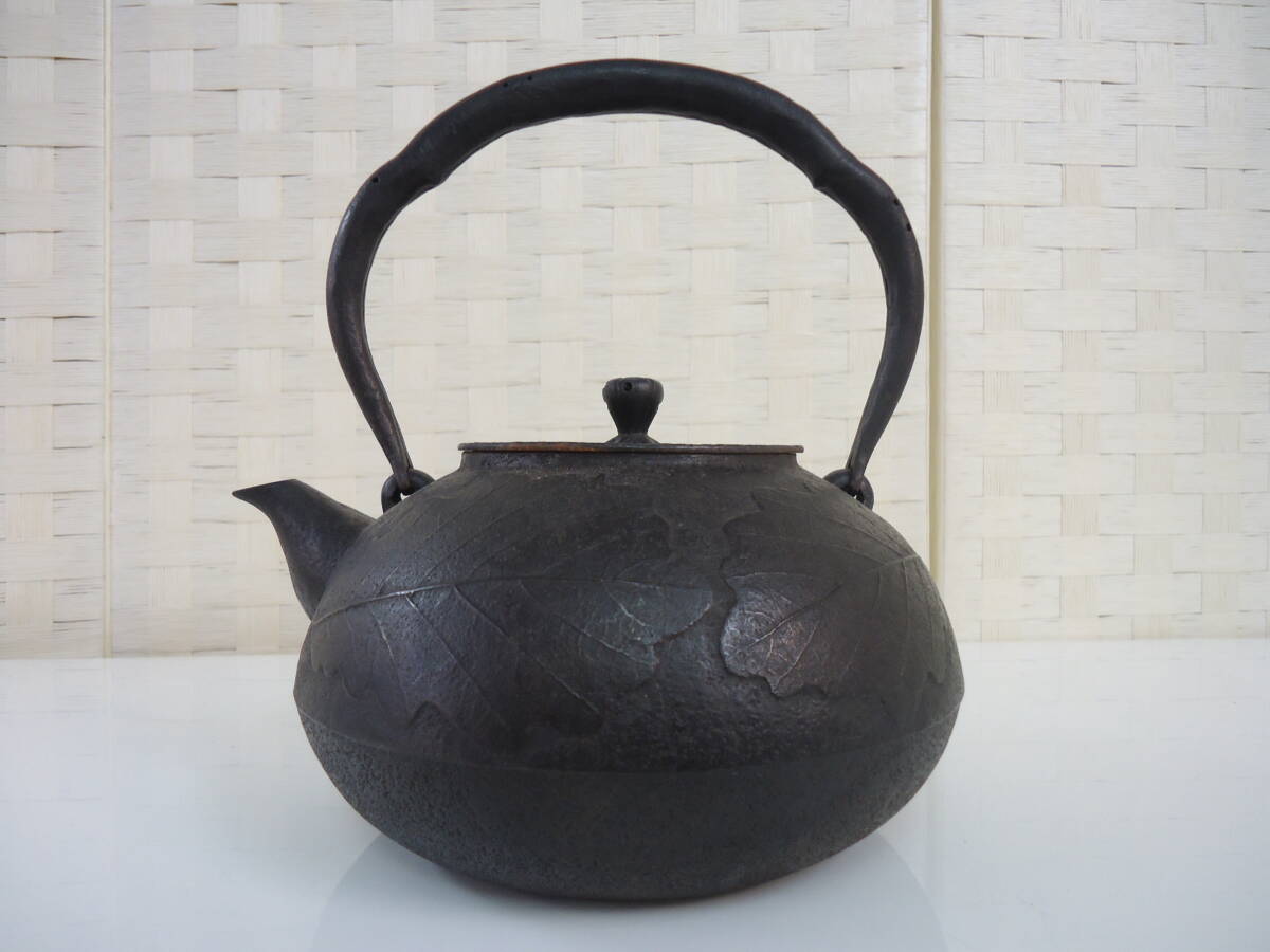 ●○釜師 金澤 鶴斎 柏葉模様 鉄瓶 南部 盛岡 名工 南部鉄器 煎茶道具○●拍卖