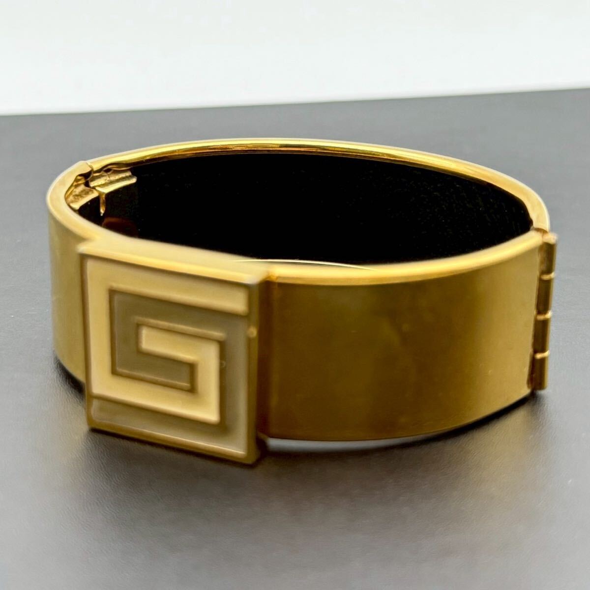 【希少・大ぶり】GIVENCHY ジバンシー ブレスレット バングル ゴールド 極太 Gロゴ コスチュームジュエリー ヴィンテージ拍卖