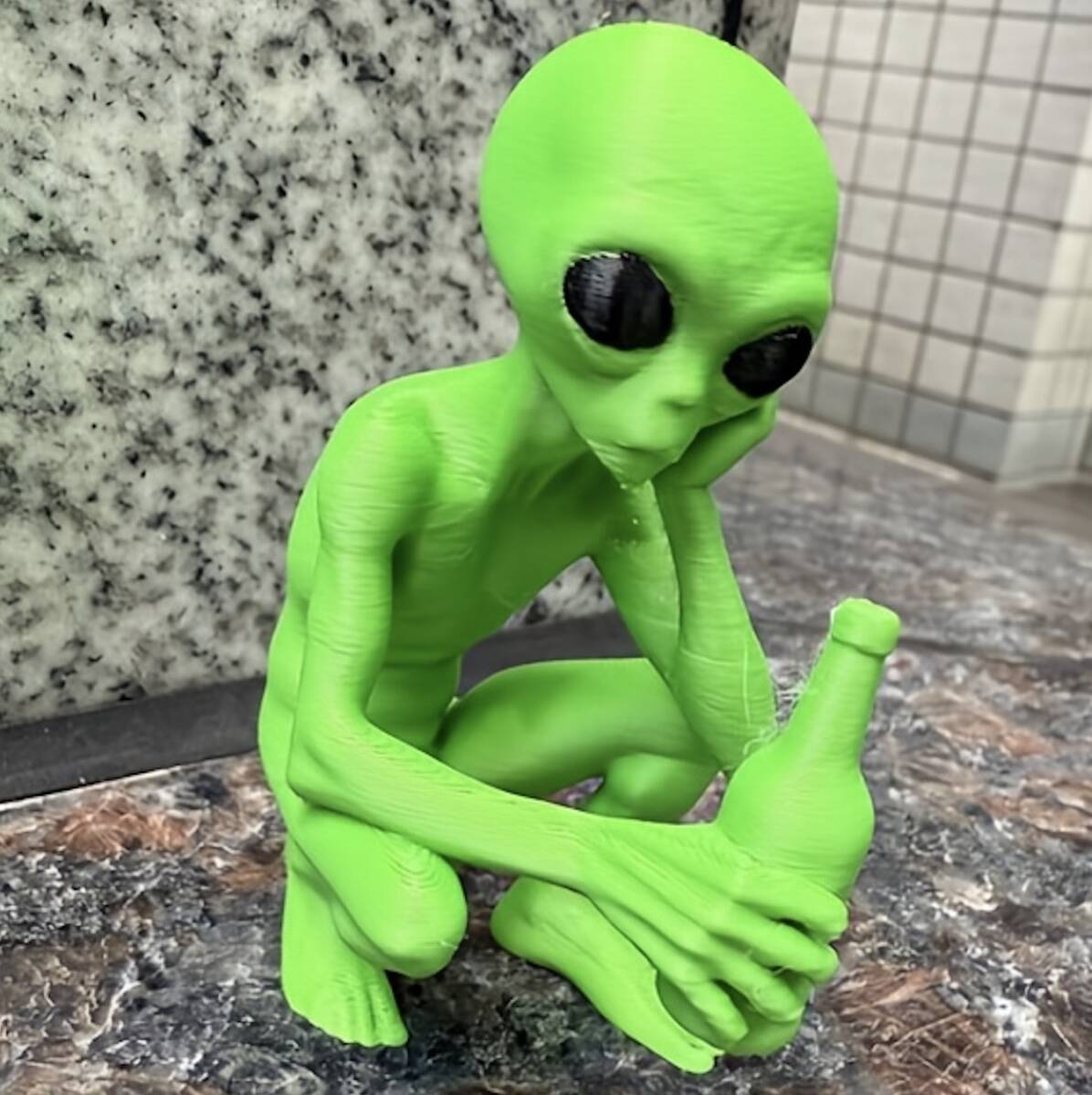 フィギュア 酒飲むエイリアン おもしろい 置物 7.7cm しゃがみ込む宇宙人 グリーン 緑色 プラスチック インテリア レジン ミニチュア t9294拍卖