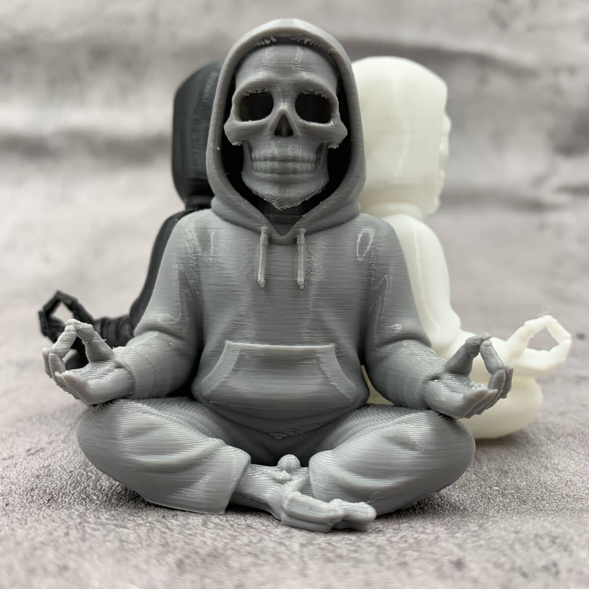 フィギュア 瞑想するがいこつ おもしろい 置物 グレー 7cm パーカー 坐禅 スカル どくろ プラスチック インテリア ミニチュア t9302拍卖
