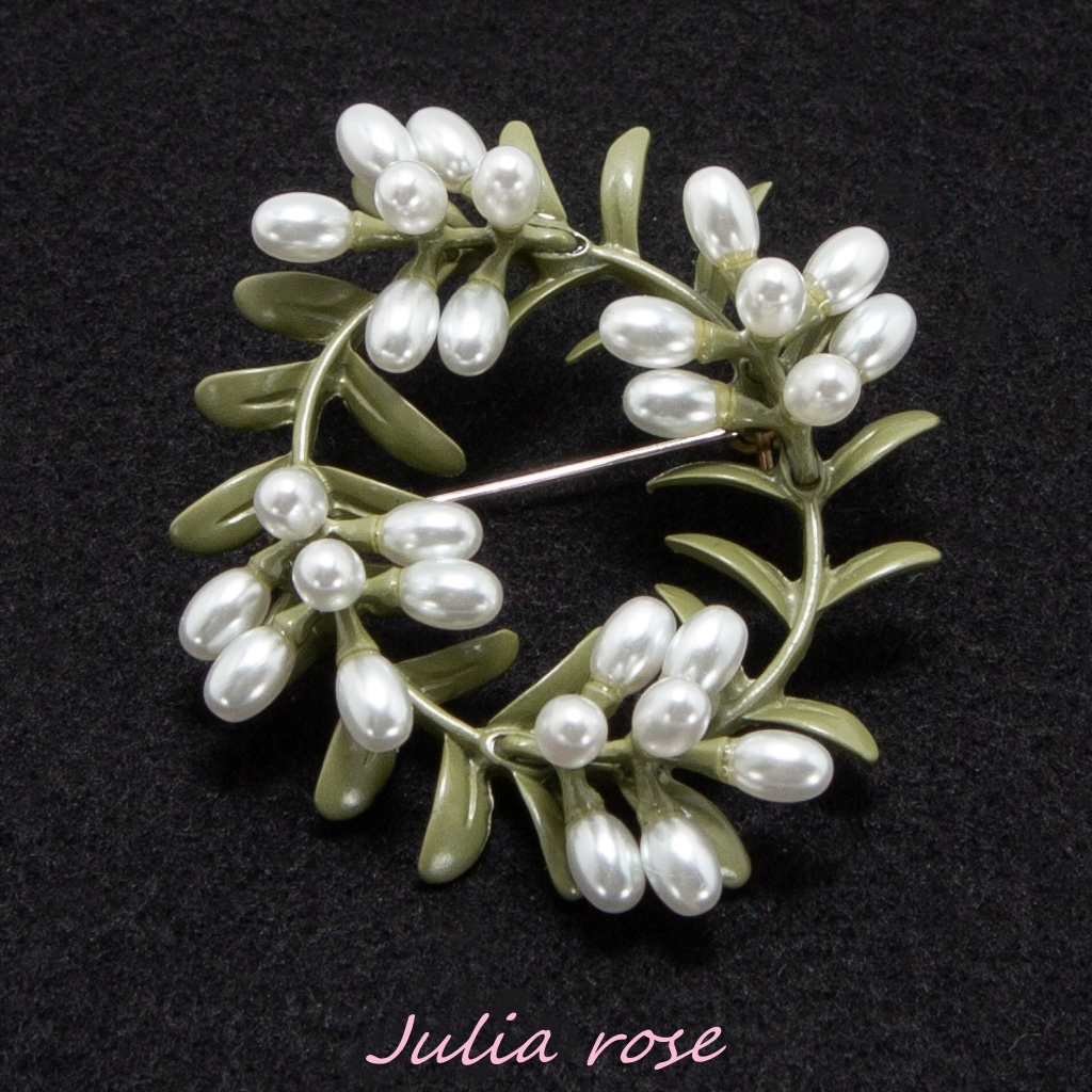 スズランのようなパールのリース型ブローチ グリーンリース型 フェイクパール 新品拍卖