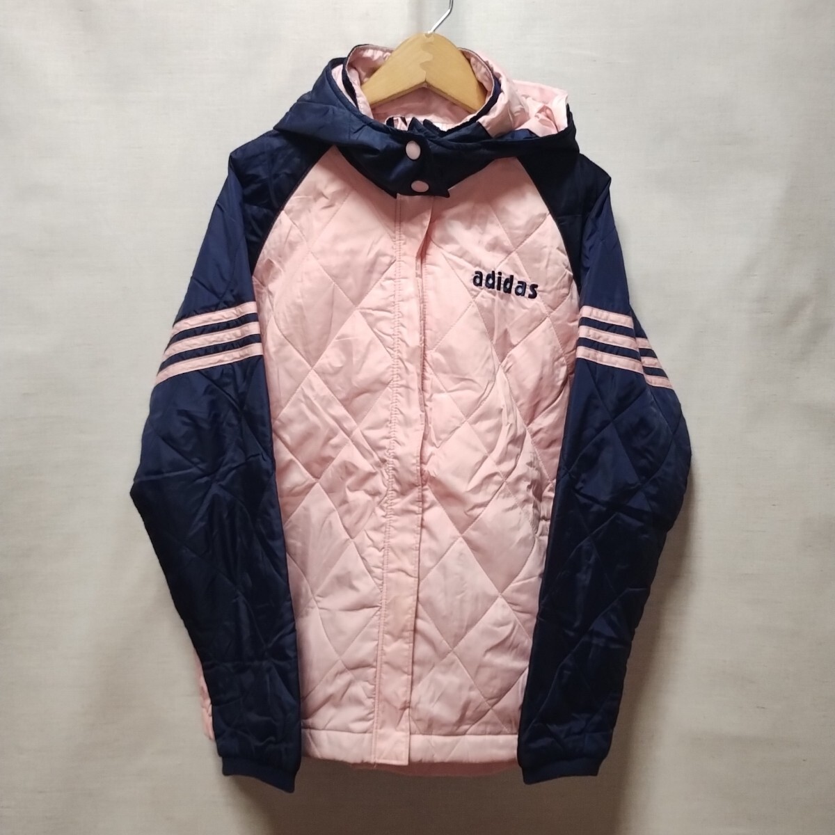 アディダスadidas 子供服キッズ女の子青ピンクXネイビー色ポリエステル100%パーカー脱着可能キルティング冬物ジャケット150拍卖