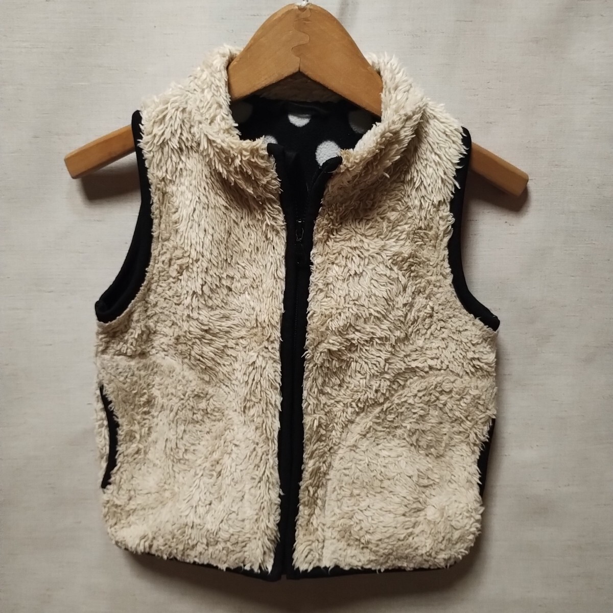 全国送料無料 ユニクロUNIQLO子供服キッズベビー女の子 裏水玉柄ジップアップファーフリースベスト 90拍卖