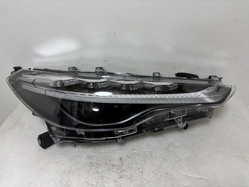 ☆欠損無☆ カローラクロス ZVG11 ZVG15 ZSG10 LED 16-177 ヘッドライト 右 ☆51104拍卖