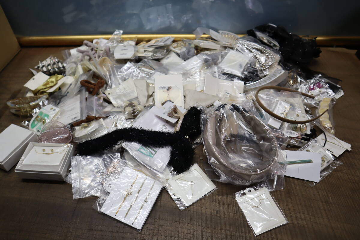 アクセサリー ヘアーアクセサリー アクセサリーパーツ いろいろ まとめて 売り切り.,拍卖