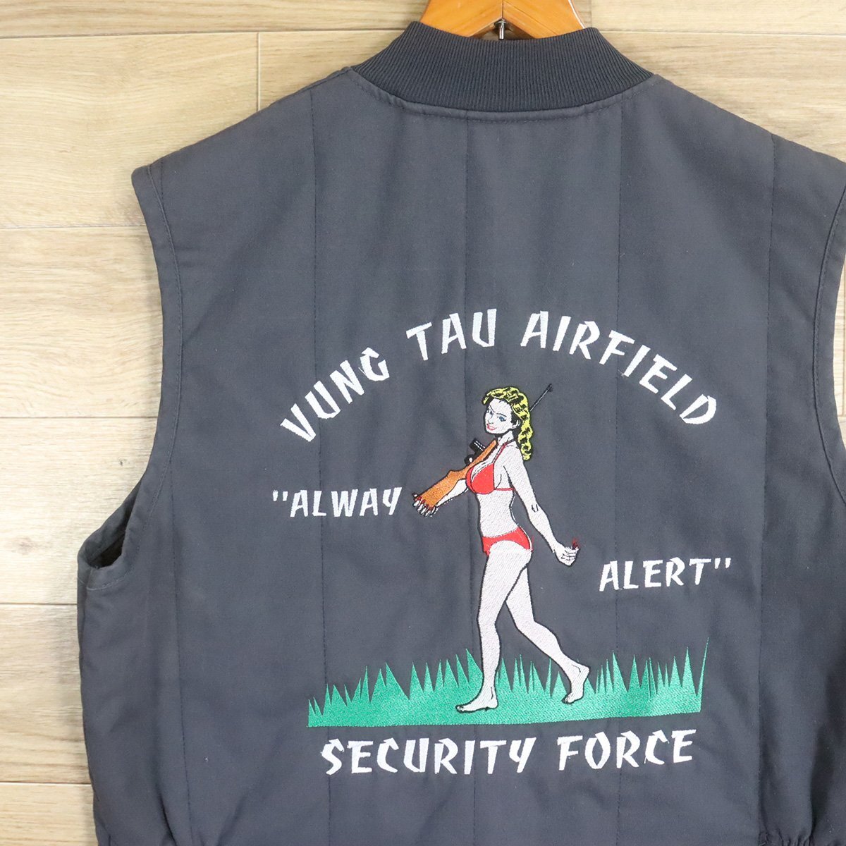 #5T/D11.4-1 アメリカ古着 RED KAP レッドキャップ ワークベスト L 中綿 バック刺繍 ピンナップガール スーベニア サンプリング拍卖